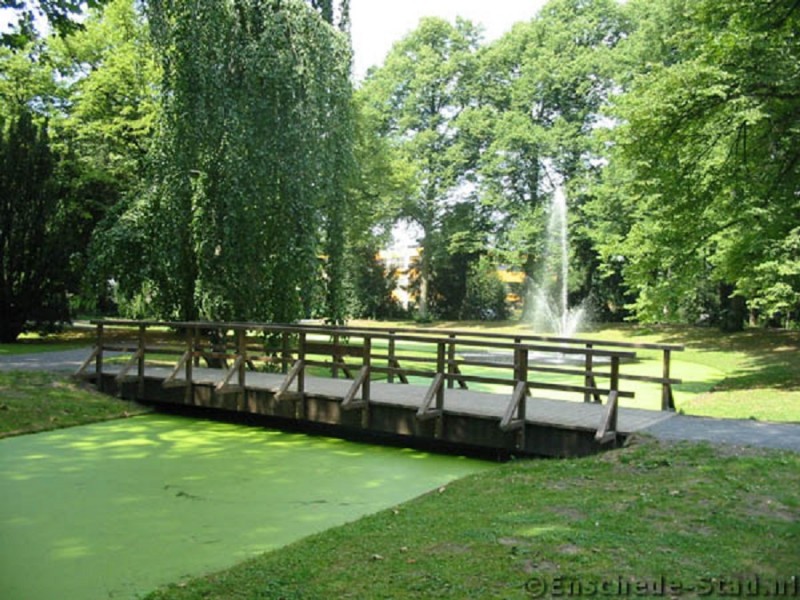 Hengelosestraat 549 Van Lochemsbleekpark  fontein bruggetje.jpg