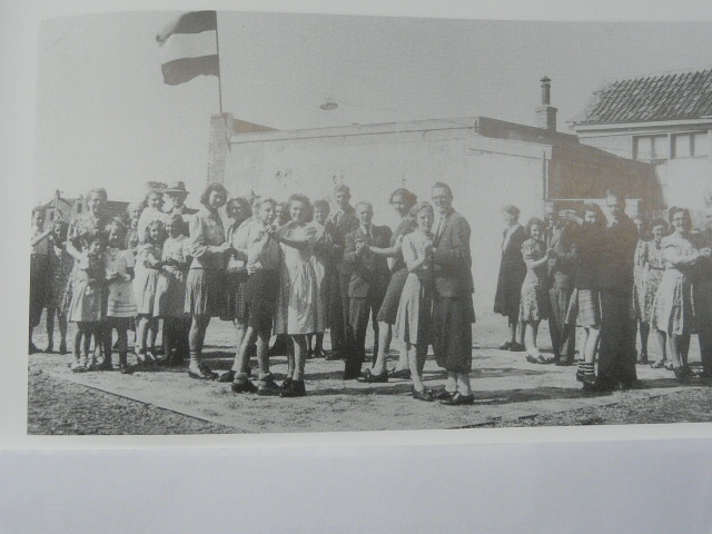 Brinkstraat hoek Rietmolenstraat. Bevrijdingsfeest met vlasg op dak bij slagerij Vogel..JPG