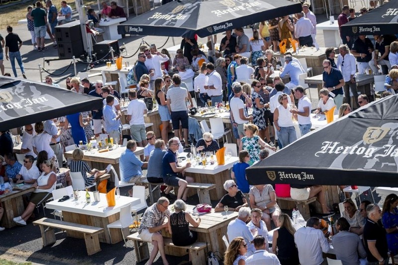 Duizend bezoekers voor 'grootste terras' op Airport Twente.jpg