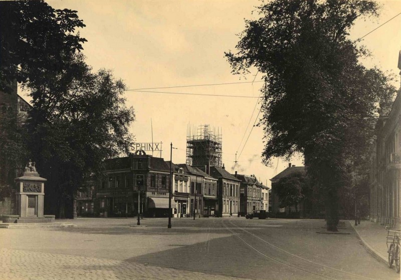 Markt Langestraat 21-5-1931 Nieuwbouw stadhuis toren in steigers vanaf Markt gezien. Sphinx reclame. tramrails en bovenleiding.jpg