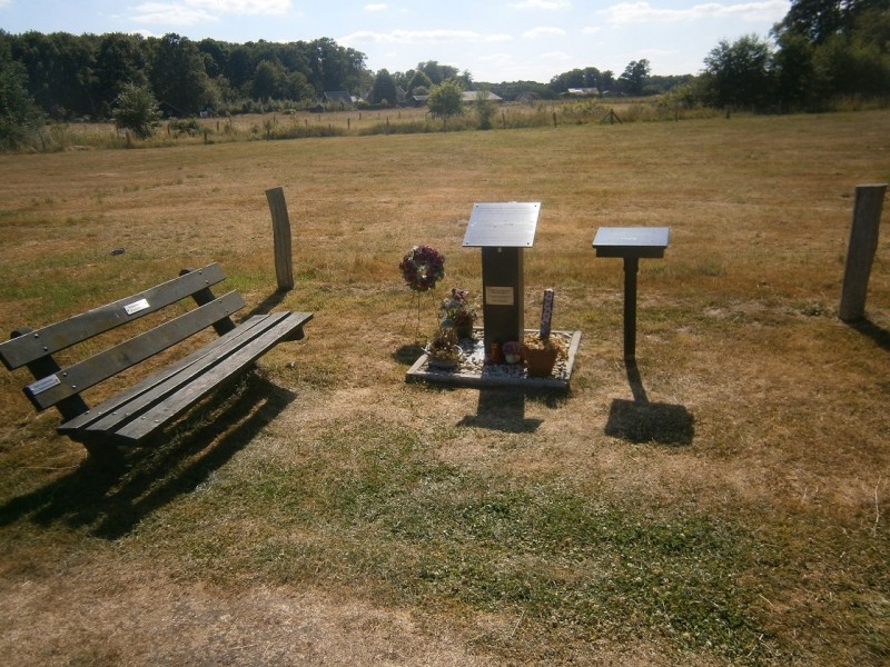 Kwinkelerweg oorlogsmonument ter nagedachtenis hier neergestorte Halifax.JPG