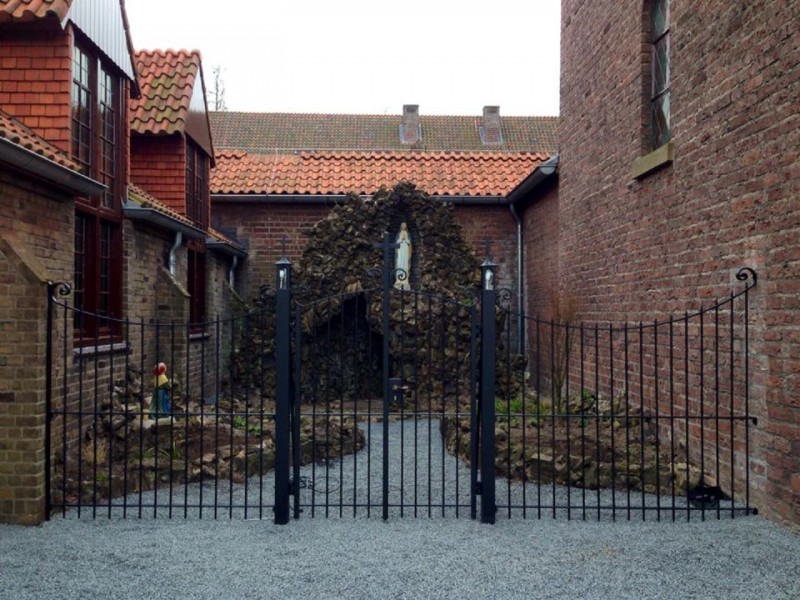 Gronausestraat Klooster Dolphia, Lourdesgrot met Maria en Bernadette.jpg