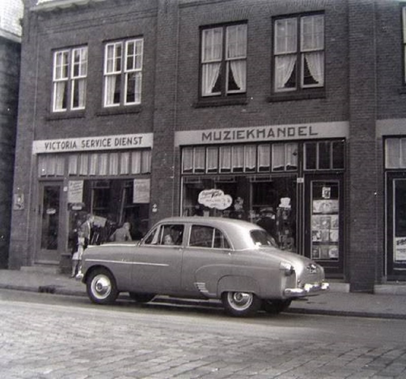 C,F. Klaarstraat 16 Muziekhandel Knoop en 18 rijwielhandel H.J. Wagelaar.jpg