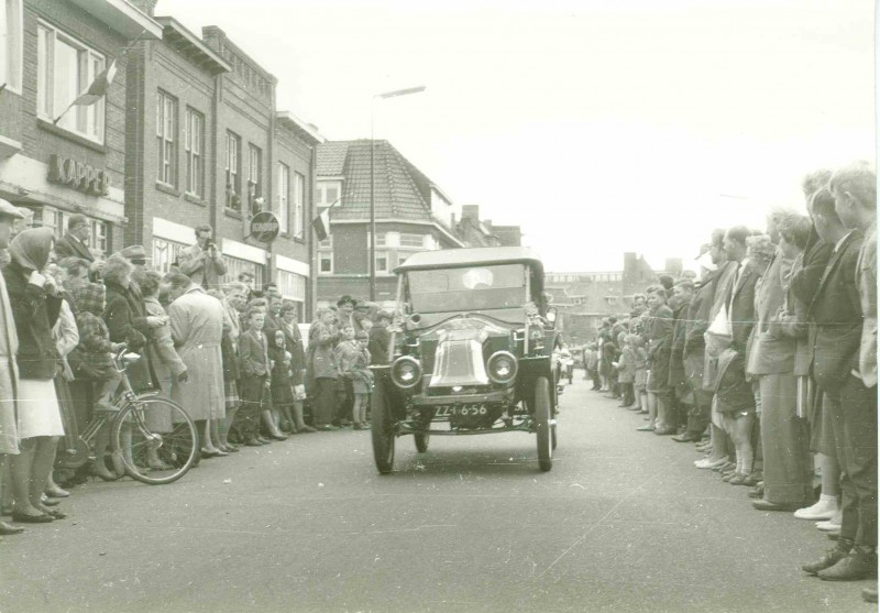 C.F. Klaarstraat 1962 Oldtimer in optocht ten tijde van tentoonstelling 3 x A. Knoop.jpg