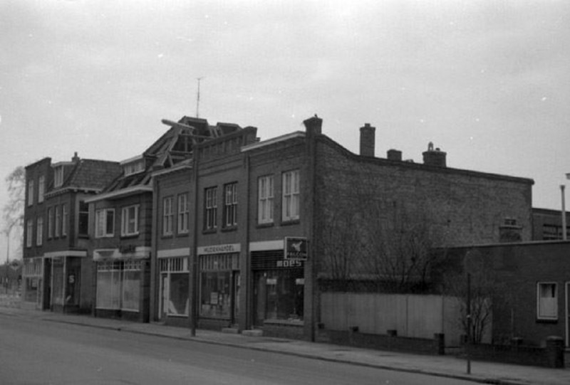 C.F. Klaarstraat 16 Muziekhandel Knoop en 18 rijwielhandel H.J. Wagelaar.jpg