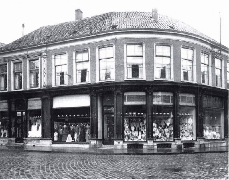 Markt 6 Kledingzaak Maseland waar vanaf 1925 Muziekhandel Van Baaren gevesigd was.jpg