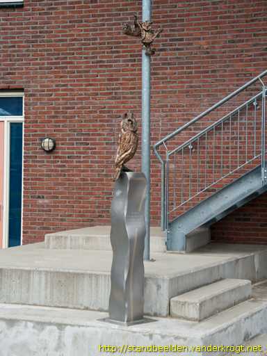 Bosuilstraat 7  Wijze uil-jongen bronzen beeld van Dorien Berkhout bij cbs Anna van Buren.jpg