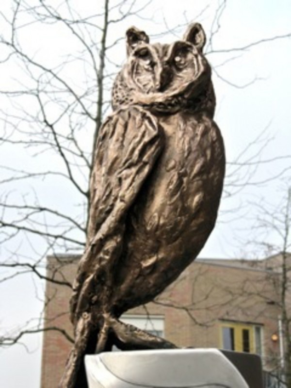 Bosuilstraat 7 bronzen uil van kunstenares Dorien Berkhout bij basisschool Anna van Buren.jpg