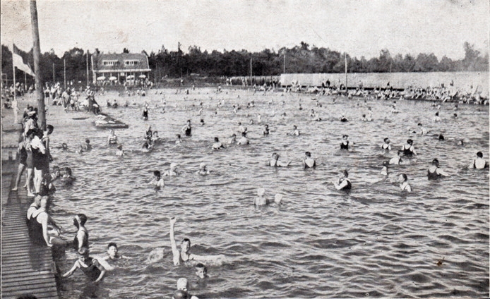 Eerste openluchtzwembad van Enschede 'Pa, wat doow met dat gat'.jpg