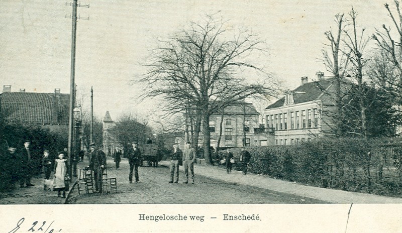 Hengelosche weg ca. 1900 nu Hengelosestraat 36-38 rechts villa.jpg