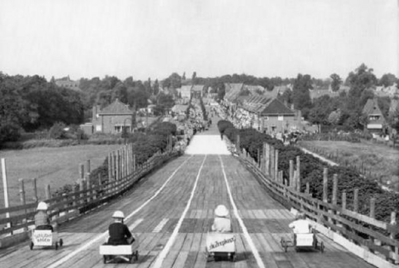 Getfertsingel Weth. Nijkampbrug zeepkistenraces 12 augustus 1950.jpg