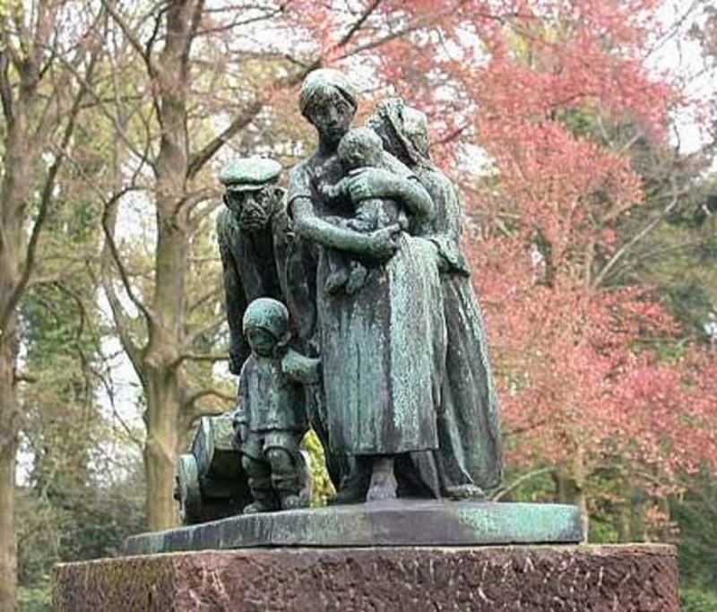 Van Lochemlaan, thv de Roessinghsbleekweg beeld Vlaamse vluchtelingen van kunstenaar Albert Termote.jpg