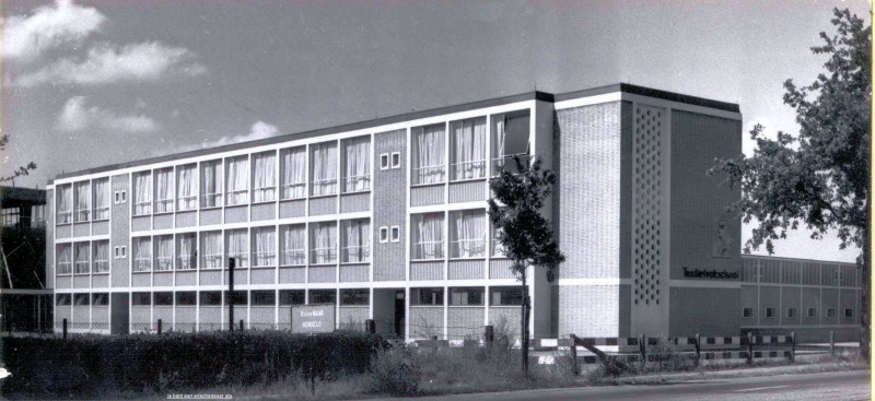 Hengelosestraat Textielvakschool met kunstwerk Steigerend Paard van kunstenares Marie H. van Eyl-Eitink.jpg