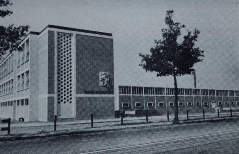 Hengelosestraat Textielvakschool met kunstwerk.jpg