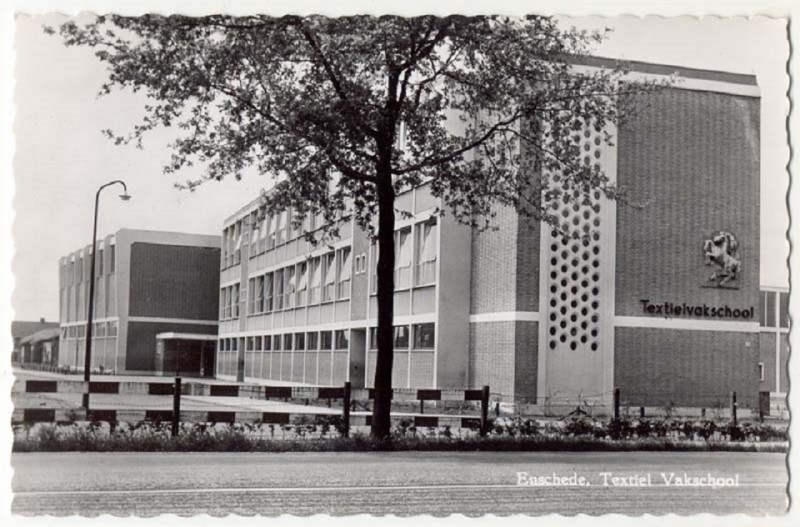 Hengelosestraat textielvakschool met kunstwerk Steigerend Paard.jpg