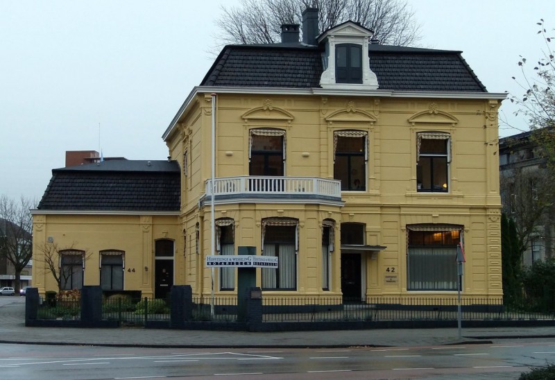 Hengelosestraat 42-44 Notariskantoor Hofsteenge vroeger villa Dr. van Delden rijksmonument.jpg