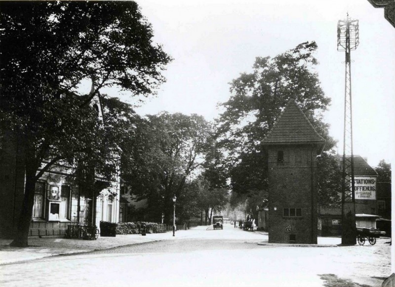 Hengelosestraat 52-54. gemeentehuis Lonneker (links), rechts transformatorst. G.E.B.  25-9-1930 .jpg