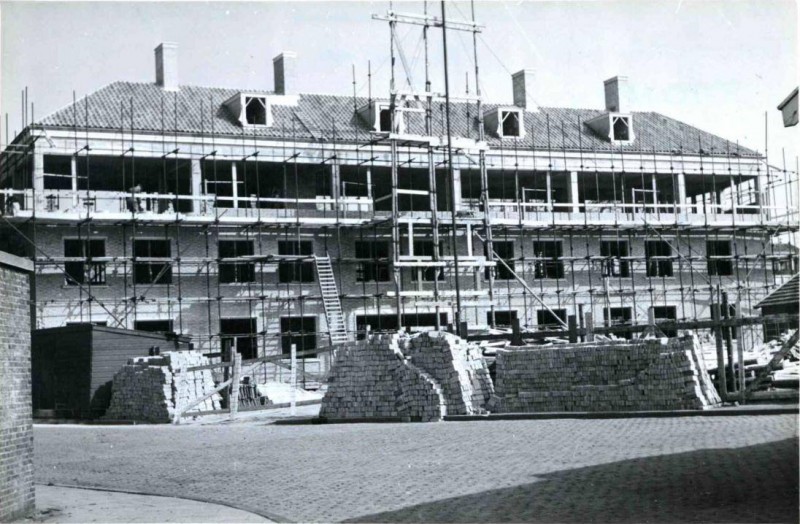 Hengelosestraat 67-69-71 met wederopbouw kantoor van de schoenfabriek fa. Bervoets 1949.jpg