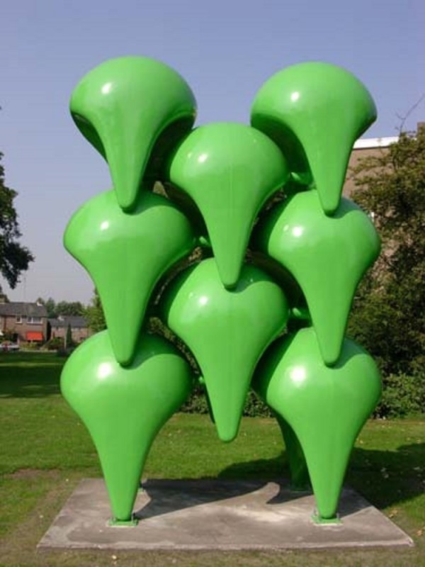 Spoordijkstraat thv de Toekomststraat kunstwerk Stapeling van groene druppelvormen van H. Schuring (2).jpg