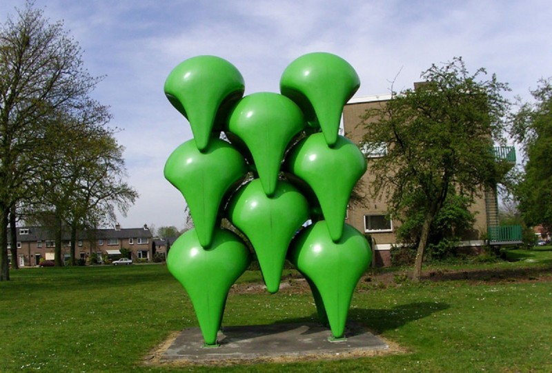 Spoordijkstraat kunstwerk Stapeling van groene druppelvormen.jpg