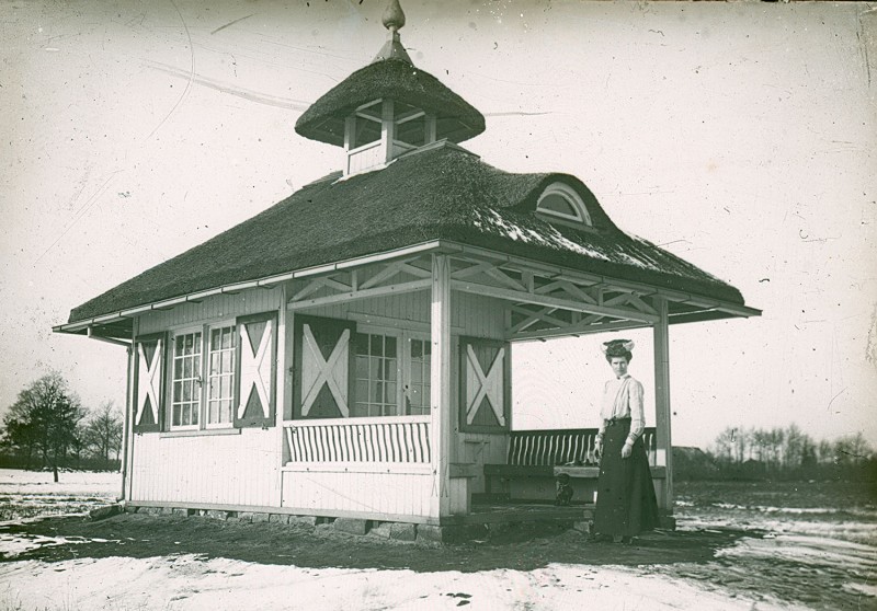 Zonnebeekweg 110 Edwina bij het theehuis (januari 1907).jpg