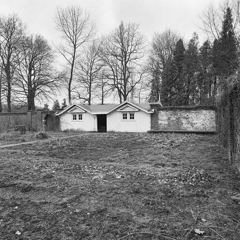 Zonnebeekweg 110 Zonnebeek ommuurde moestuin met tegen de muur aan gebouwde houten schuur. Rijksmonument.jpg