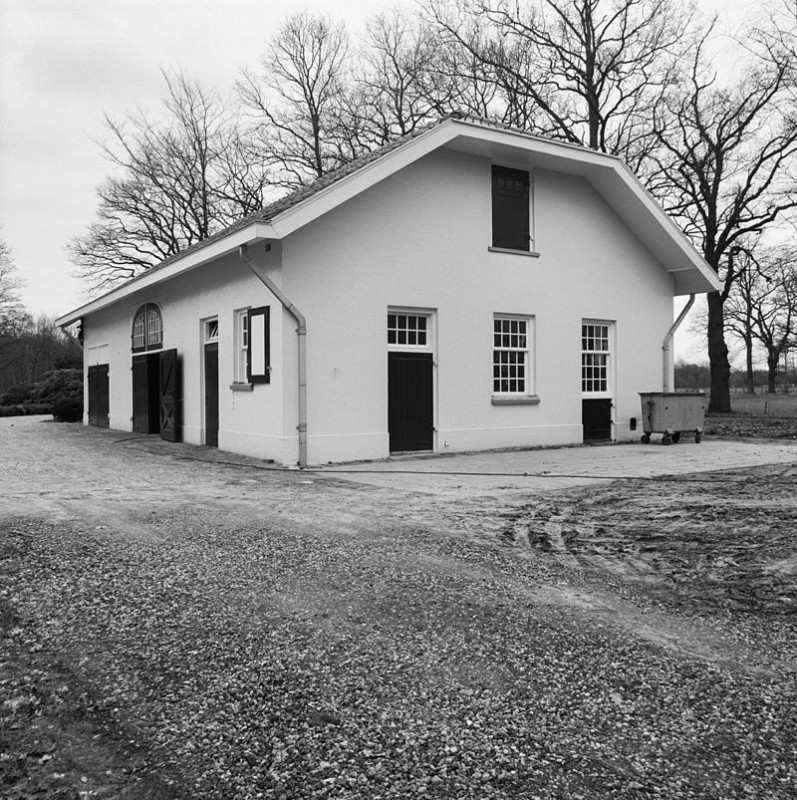 Zonnebeekweg 110 Zonnebeek witgepleisterde garage op rechthoekige grondslag onder wolfsdak. Rijksmonument.jpg