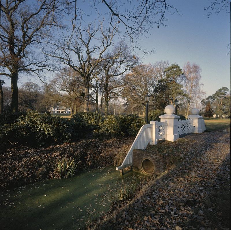 Zonnebeekweg 110 Zonnebeek houten hek tussen twee vierkante pijlers onder deksteen met sierbol. Eijksmonument.jpg