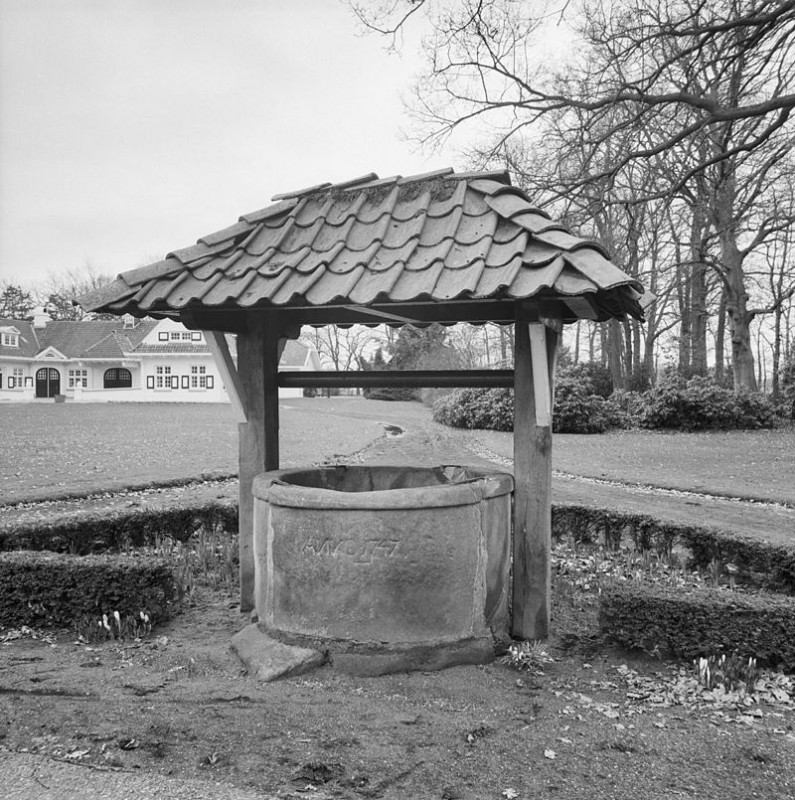 Zonnebeekweg 110 Zonnebeek tuinaanleg. waterput Rijksmonument.jpg