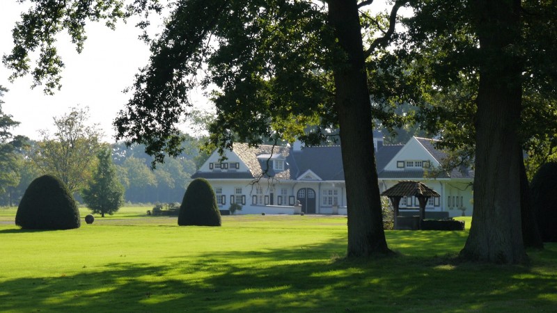 Zonnebeekweg 110 landhoed Zonnebeek tuin met waterput.jpg