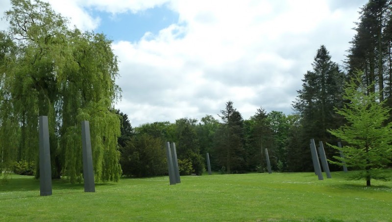 Pinetumpad Universiteit Twentekunstwerk kolommen van Evert Strobus.jpg