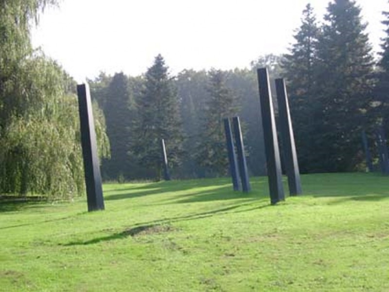 Hallenweg, thv de Achterhorst kunstwerk kolommen van Evert Strobos.jpg