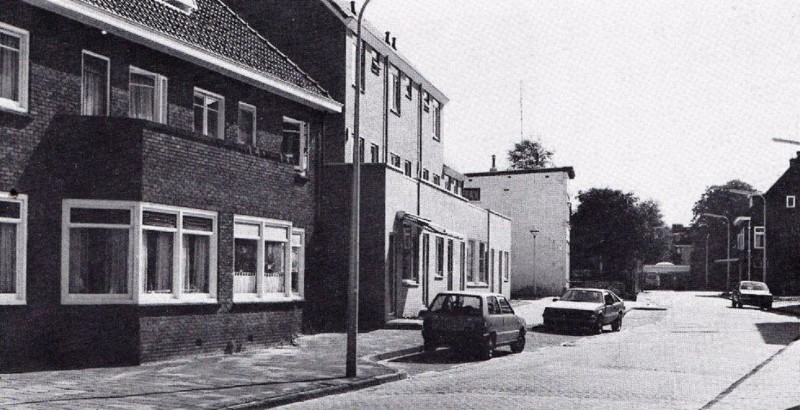 Wilhelminastraat Het witte vooruitspringende gebouw is van Suiker Sachse.jpg