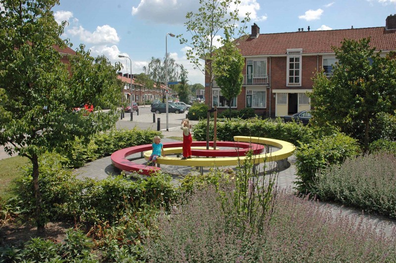 Olieslagweg Plein basisschool de Noorderkroon kunstobject Kosmosbank van Jeroen Hoogstraten.jpg