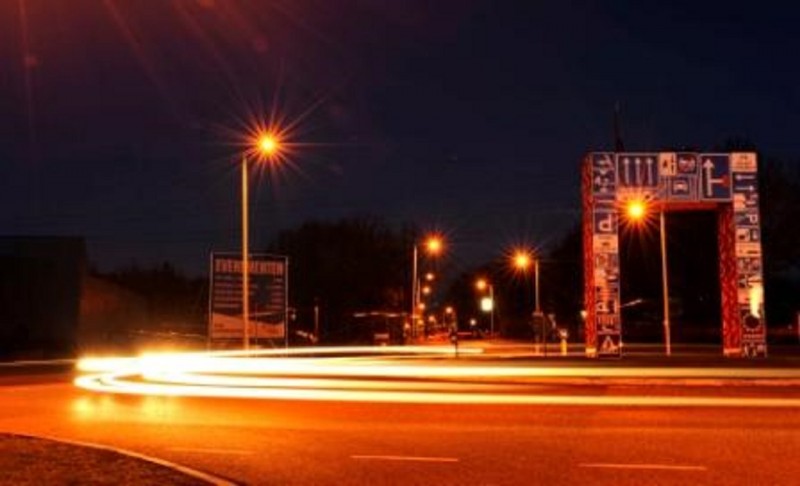 Hendrik ter Kuilestraat  Binnenhaven  Rembrandtlaan rotonde kunstwerk Poort van Enschede bij avond.jpg