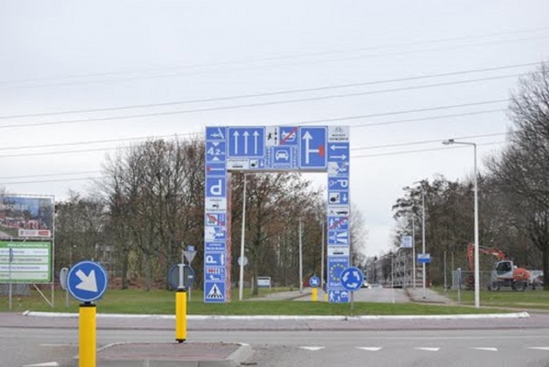 Hendrik ter Kuilestraat  Binnenhaven  Rembrandtlaan rotonde kunstwerk Poort van Enschede van kunstenaar Merijn Bolink..jpg