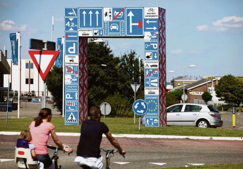 Hendrik ter Kuilestraat  Binnenhaven  Rembrandtlaan rotonde kunstwerk Poort van Enschede..jpg