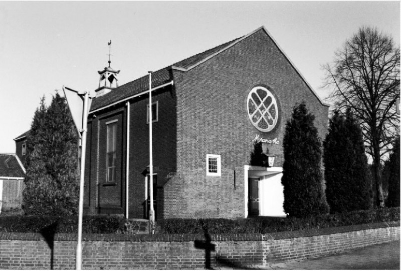 Tweede Emmastraat 60 De Christelijke Gereformeerde Kerk ( maranatha kerk) met links de Poolmansweg..jpg