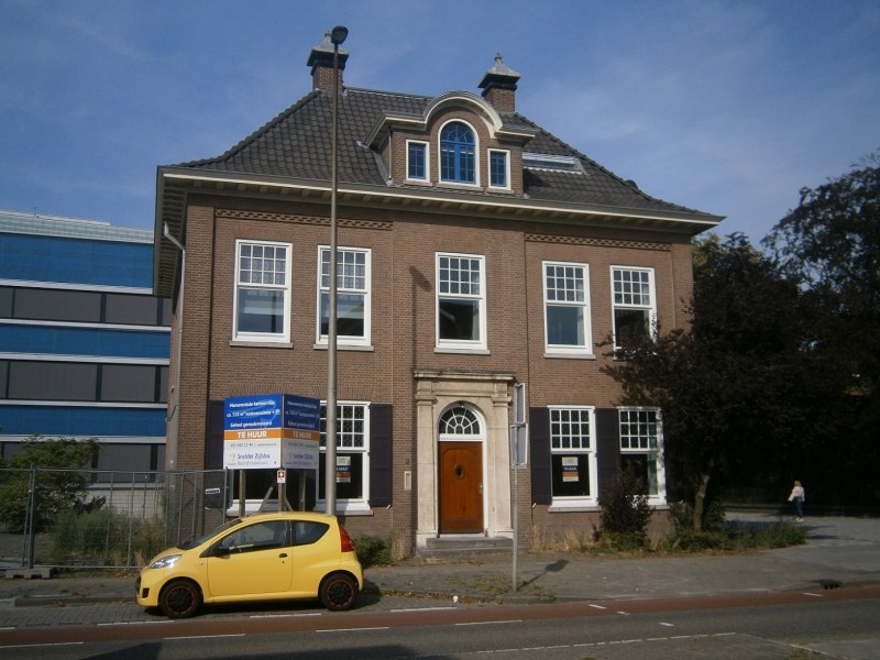 Nijverheidstraat 2 villa Politiebureu vroeger directiewoning M.L. van Gelderen van Stoomweverij Nijverheid.JPG