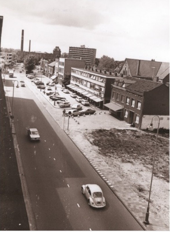Haaksbergerstraat gezien vanaf ITC-woonflat in zuidwestelijke richting, met o.a. winkel Drenth Schoenenhuis 29-5-1974.jpg