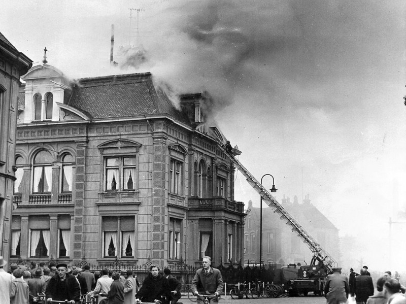 Deurningerstraat hoek Molenstraat Hengelosestraat zolderbrand villa Kleiboer okt. 1955.jpg