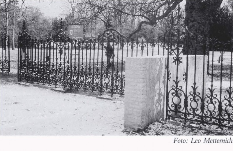 Gronausestraat Wooldrikspark met hekwerk van villa Kleiboer.jpg