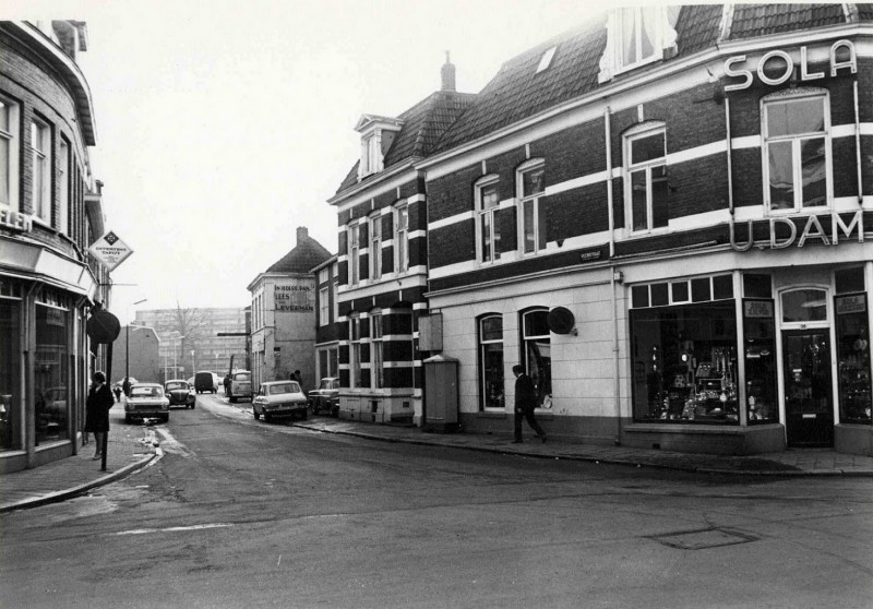 Veenstraat  links meubelzaak Kelderman en rechts galanteriezaak U. Dam en op nr. 8 slagerij Leverman 1971.jpg