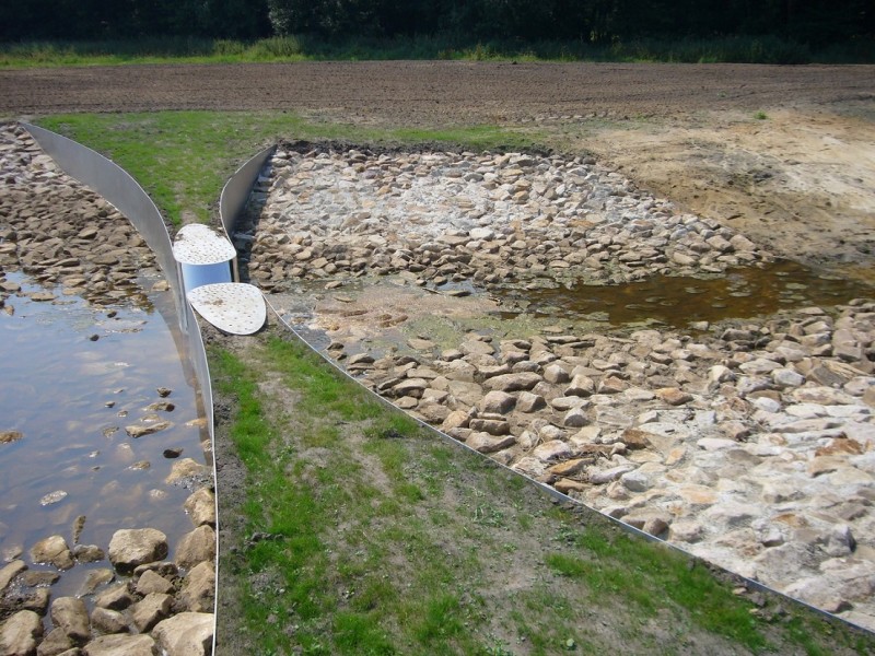 Helmerhoek Smalenbroekbeek kunstwerk Trechteren van Paul de Kort (5).jpg