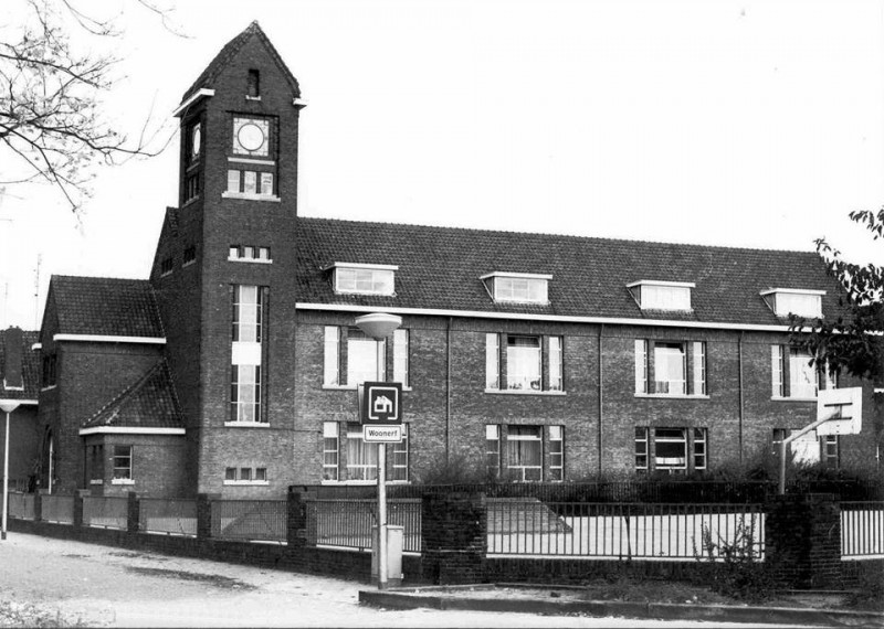 Rozenstraat 98 hoek Tulpstraat Laaresschool.jpg