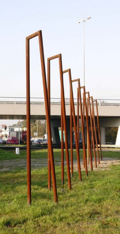 Westerval, thv Afinkstraat kunstwerk Serie van 18 identieke poorten van cortenstaal kunstenaar Cees Sillen.jpg