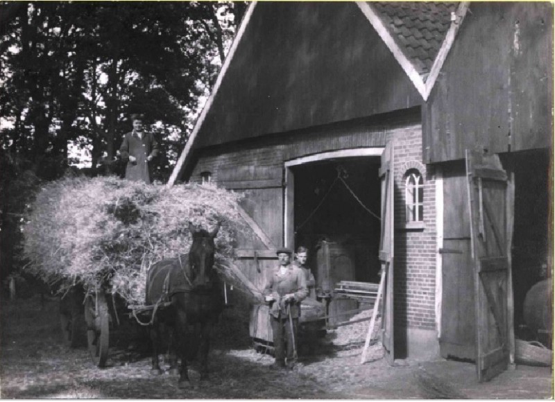 Harberinksweg 58 Erve de Berke, paard en wagen met hooi 1943.jpg