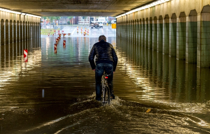 Bijna helft van huizen in Enschede dreigt onder te lopen met regenwater.jpeg