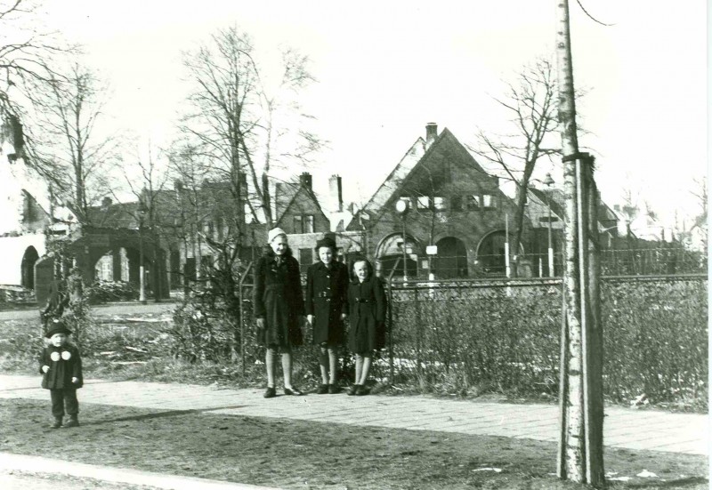 Pathmossingel hoek Janninksweg na bombardement 1944.jpg