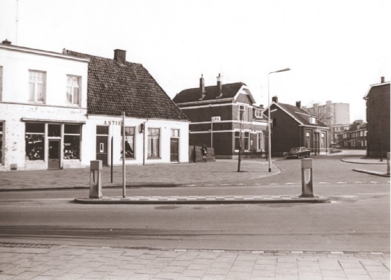 Veenstraat hoek Brinkstraat  en de (latere) Oldenzaalsestraat, ook met het Oaldste Hoes, met daarin een winkel in antiek. links daarvan Hefti.jpg